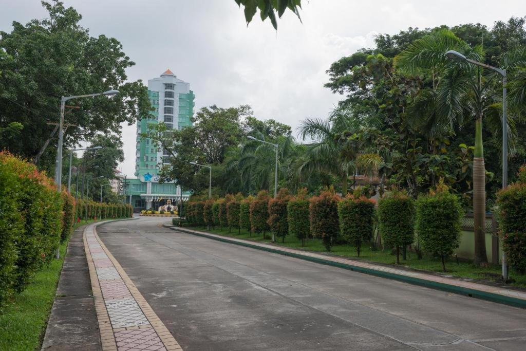 Sky Star Hotel Yangon Extérieur photo